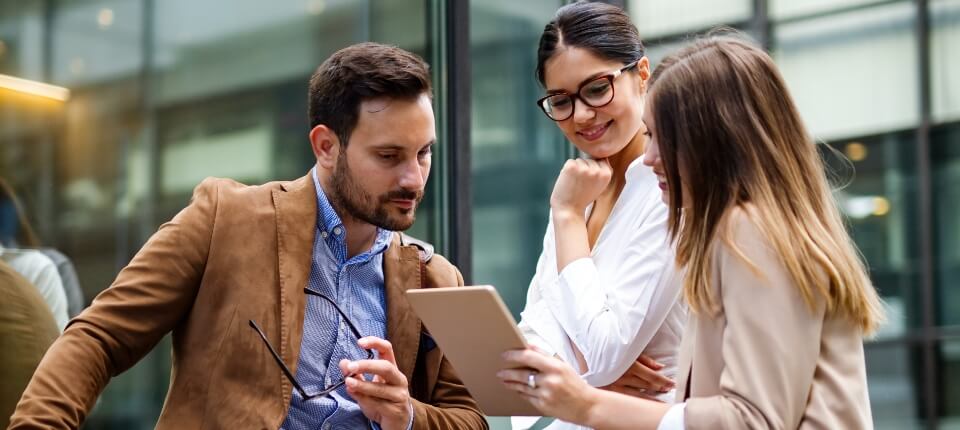 personas mirando notas importantes